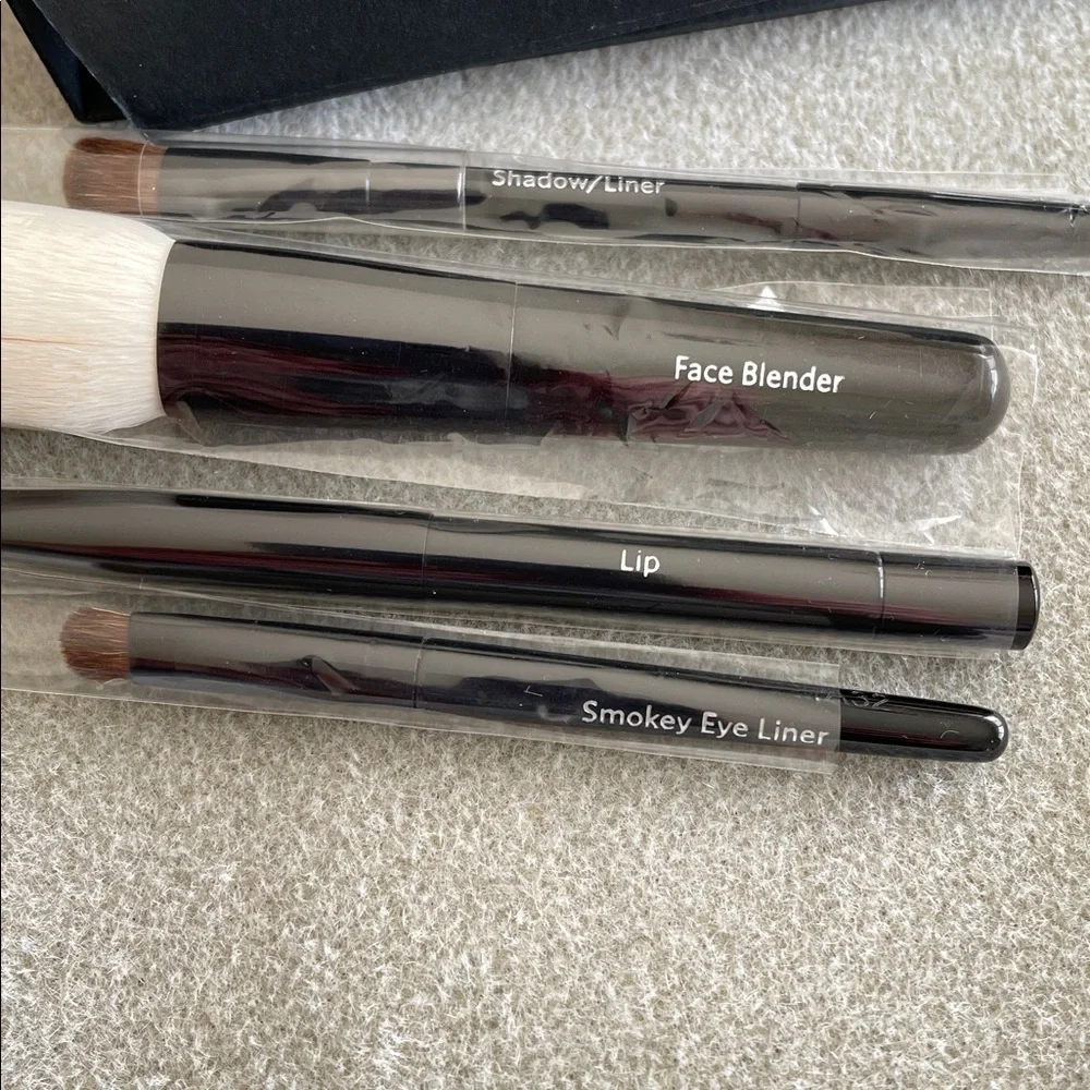 NWB BOBBI BROWN Caviar and Oyster Mini Brush Collection O/S